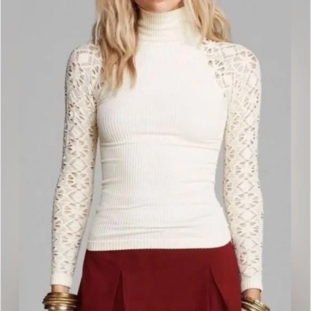 Intimately FREE PEOPLE Lace Ivory
Fitted Top